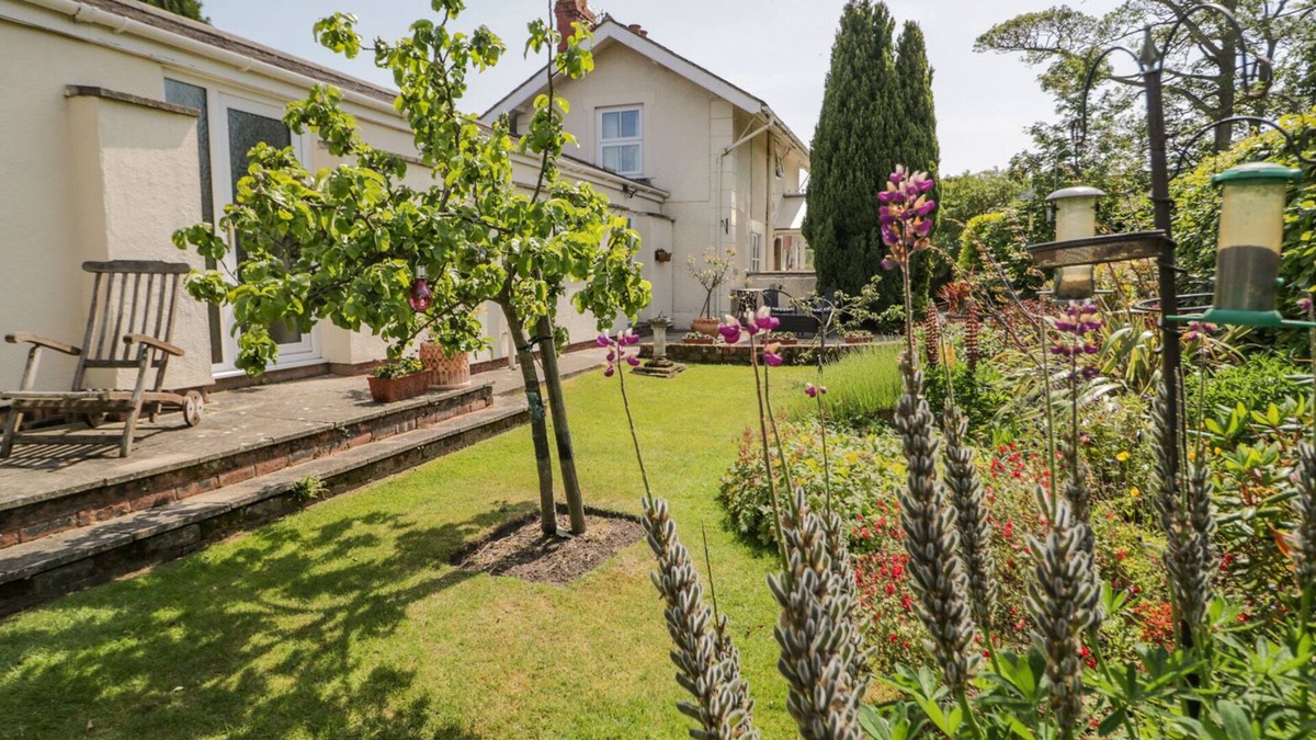 Treffynnon Cottage | BRYN OFFA COTTAGE, romantic, with a garden in Holywell