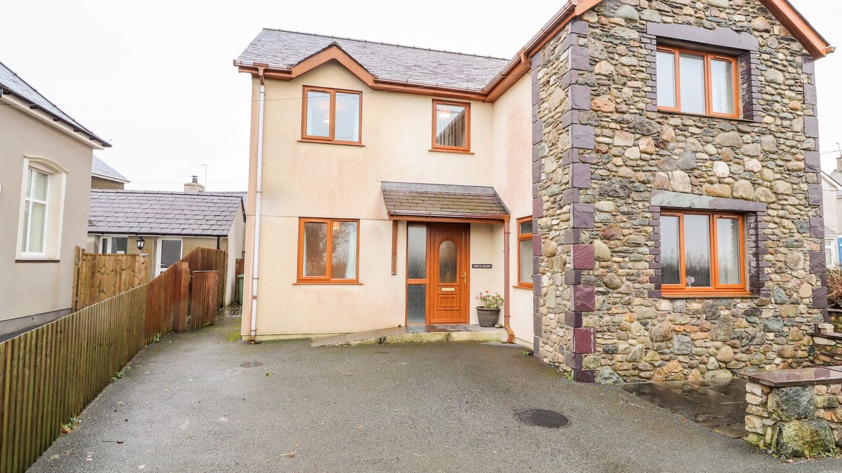 Brynrefail Cottage | BRYN SEION, family friendly, with open fire in Y Felinheli