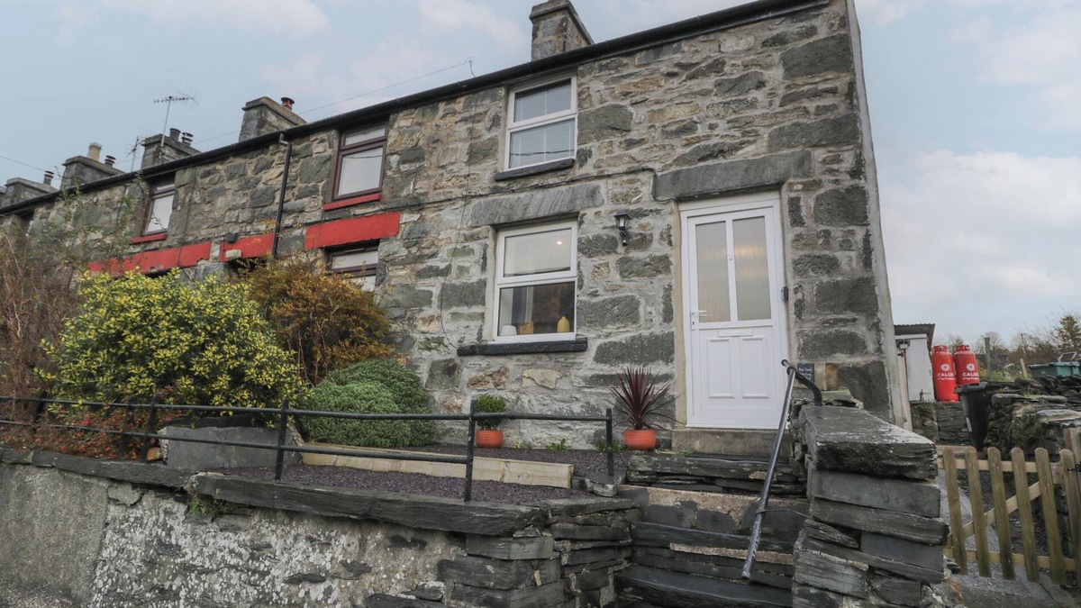 Penmachno Cottage | BRYN TAWEL, pet friendly, with a garden in Penmachno