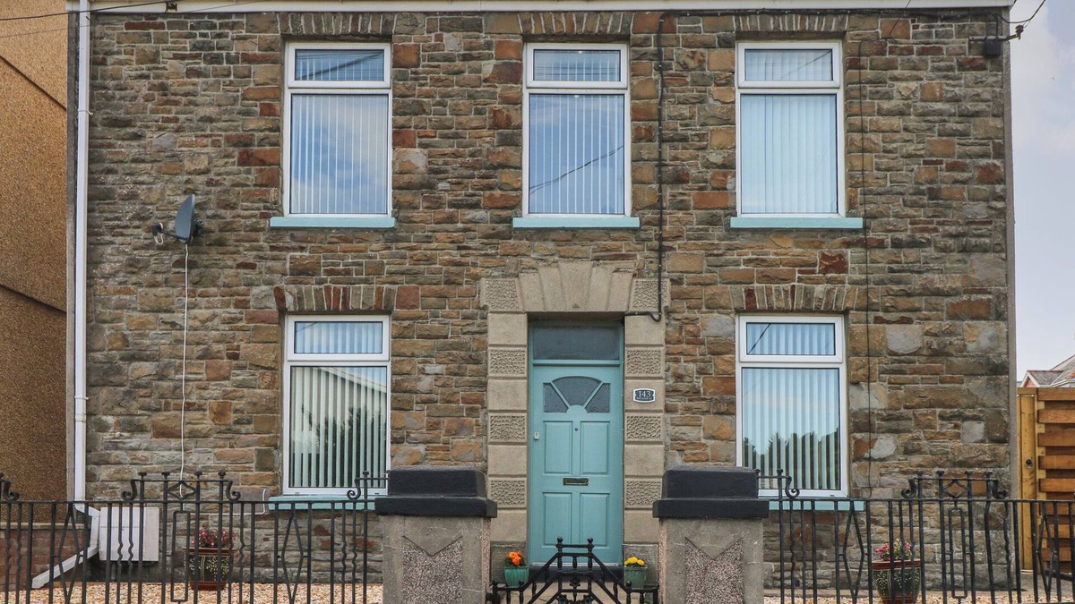 Burry Port House | BRYNAWEL, pet friendly, character holiday cottage in Burry Port