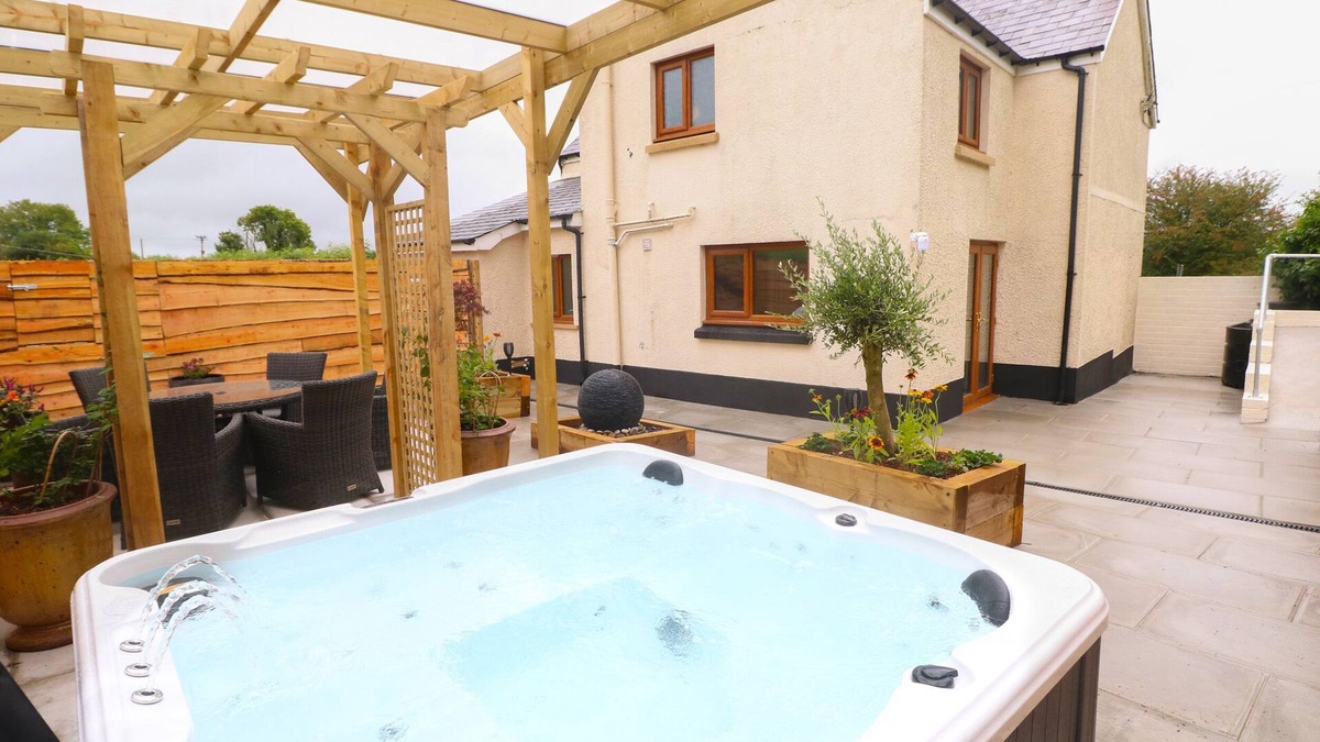Llangynin Cottage | BRYNAWEL, pet friendly, with hot tub in Llanboidy