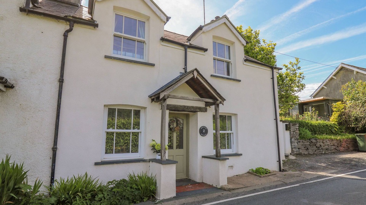 Cwrt Cottage | BRYNIAU BYCHAIN COTTAGE, pet friendly, with a garden in Cwrt