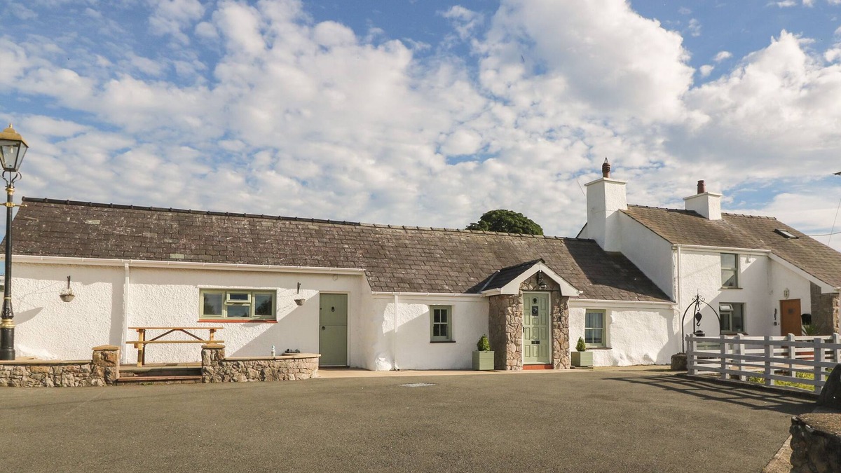Llanrug Cottage | BUARTHAU COTTAGE, pet friendly, character holiday cottage in Llanrug