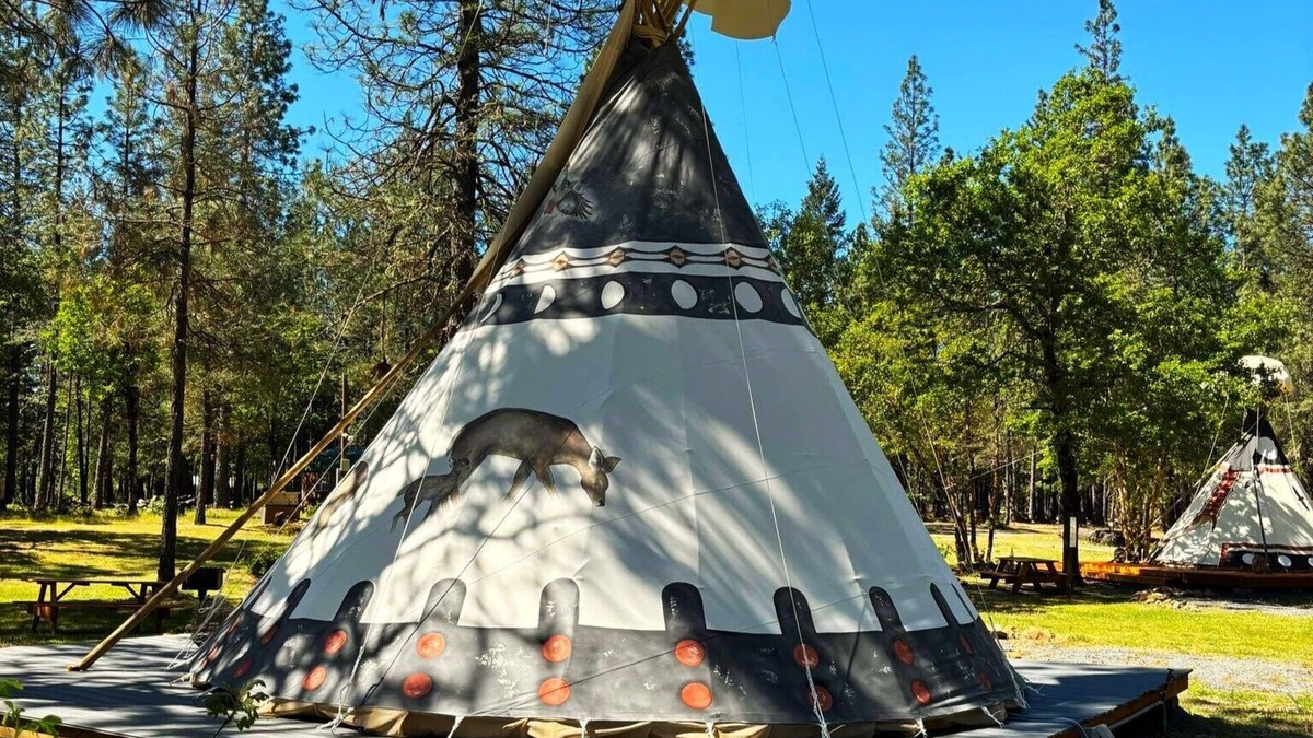 Cave Junction Apartment | Buck and Does - 20' - Sleeps up to 4 - Restrooms and Showers are only a short walk away.