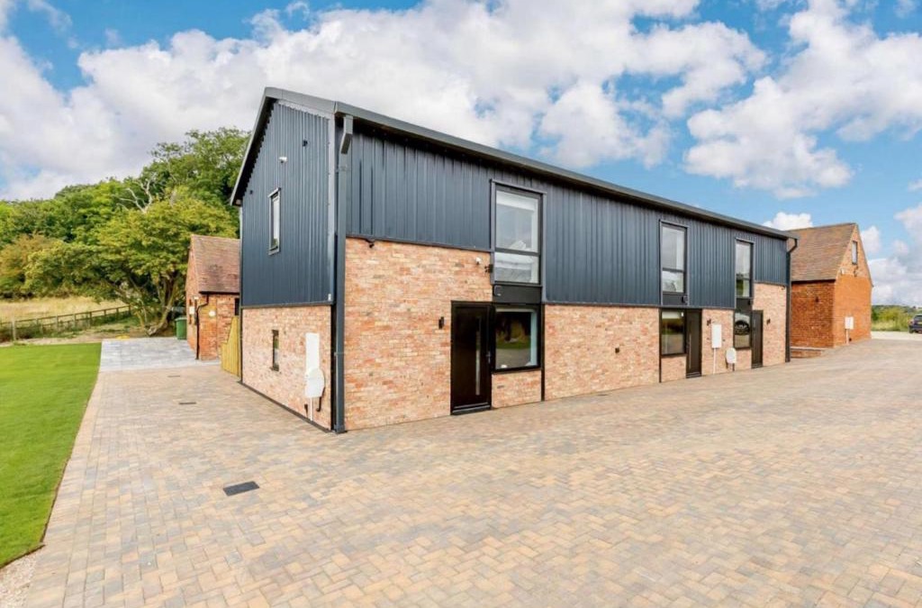 Moreton Valence House | Buck Cottage disabled adapted 3 bed hot tub pets