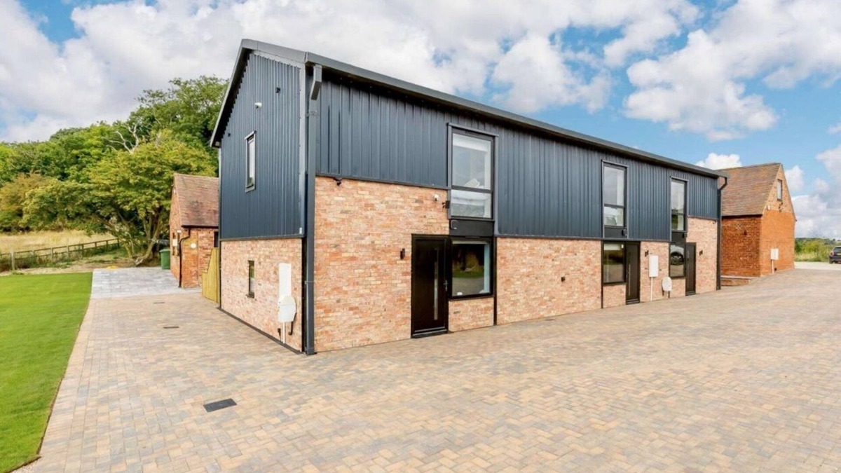 Moreton Valence Cottage | Buck Cottage, disabled adapted 3 bed hot tub pets