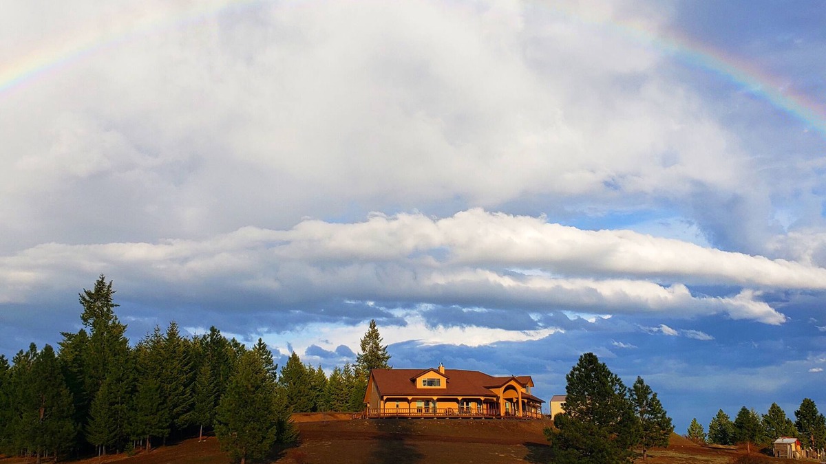Ahsahka Cabin | Buck Hollow Lodge at Furry Tale Farm. 4 mi from Dworshak State Park!