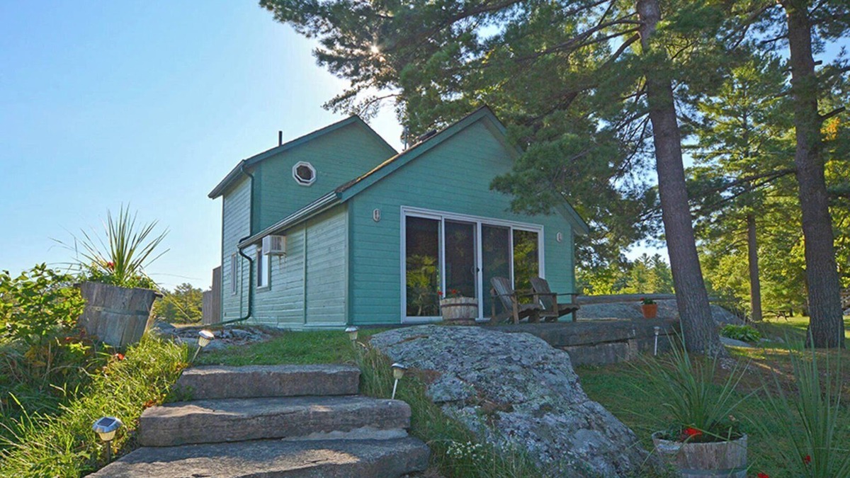 Trent Lakes Cottage | Buckhorn's Angelfire Resort - Lakeview