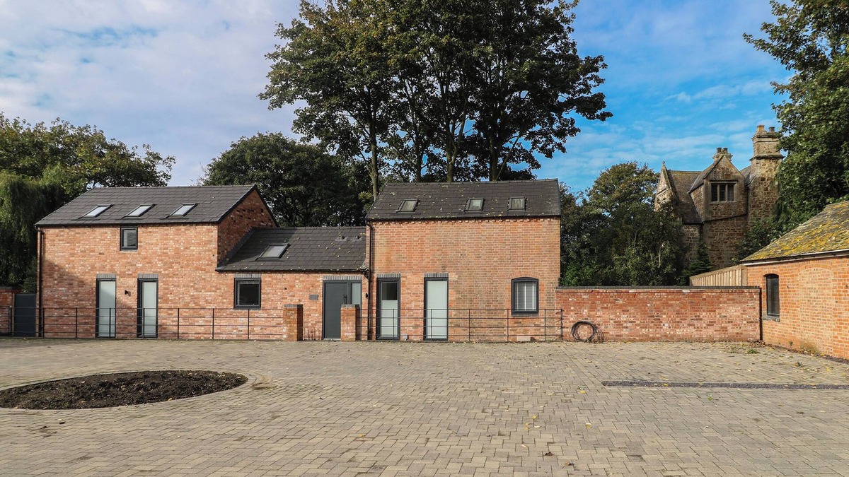 Whissendine Cottage | BUCKINGHAM HOUSE, pet friendly, with hot tub in Whissendine