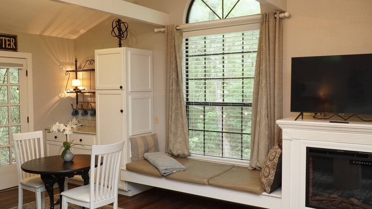Nacogdoches Cabin | Bucks Head - A romantic forest getaway at Stag Leap Cabins!