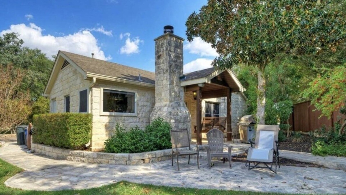 Buda Cottage | Buda Casita: Charming 1-Bed, 1-Bath, 15 Mins to Downtown Austin! King size bed.