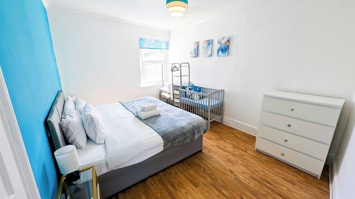 Fulwell and Hampton Hill Apartment | Budget 2BDR apartment 6PPL pets