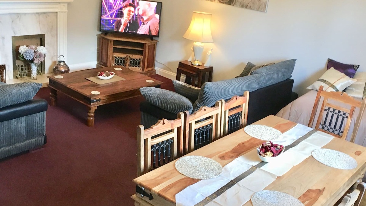 Clowne House | BUDGET ACCOMMODATION MINS FROM JUNCTION 30M1 FREE PARKING. Chesterfield