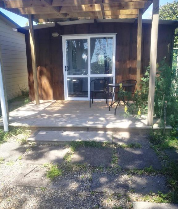 Waihi Beach Apartment | BUDGET CABIN ACCOMMODATION - bed shower toilet
