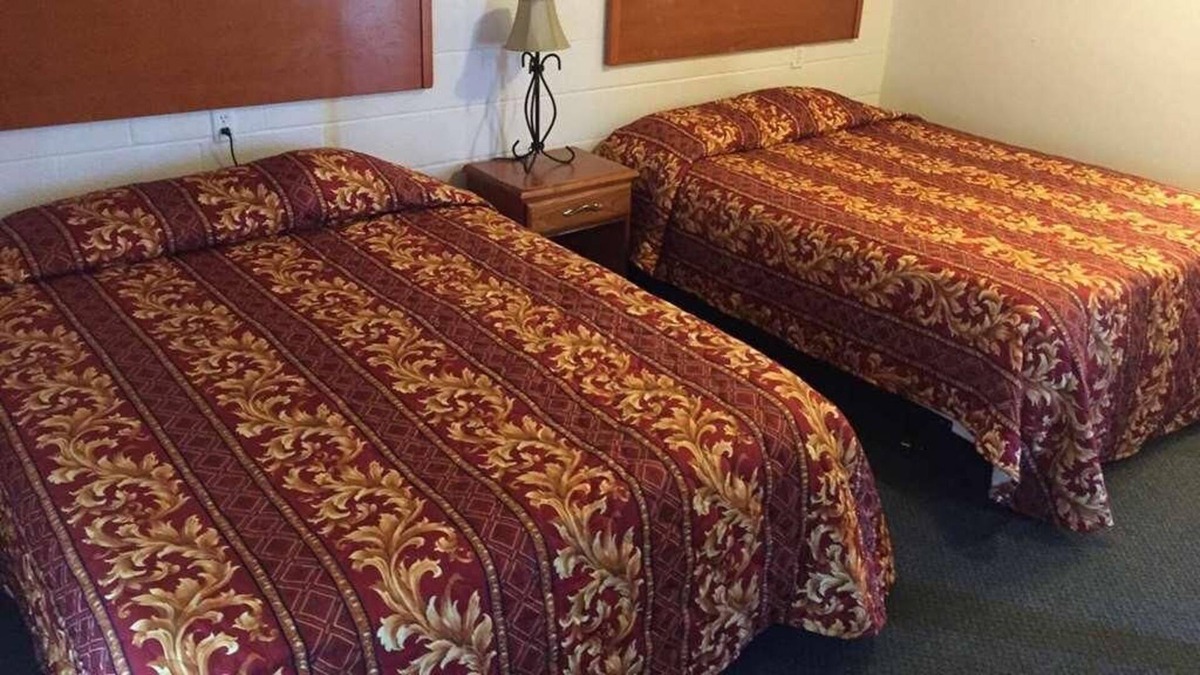 Fairview House | Budget-friendly Accommodation at Knights Inn Fairview! 2 Pet-friendly Units