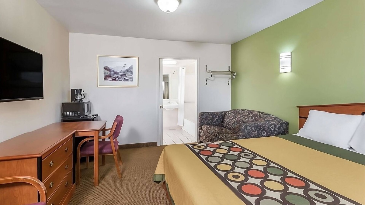 Austin Ave. Resort | Budget-friendly Accommodation at Knights Inn Franklin Ave Waco! Free Parking