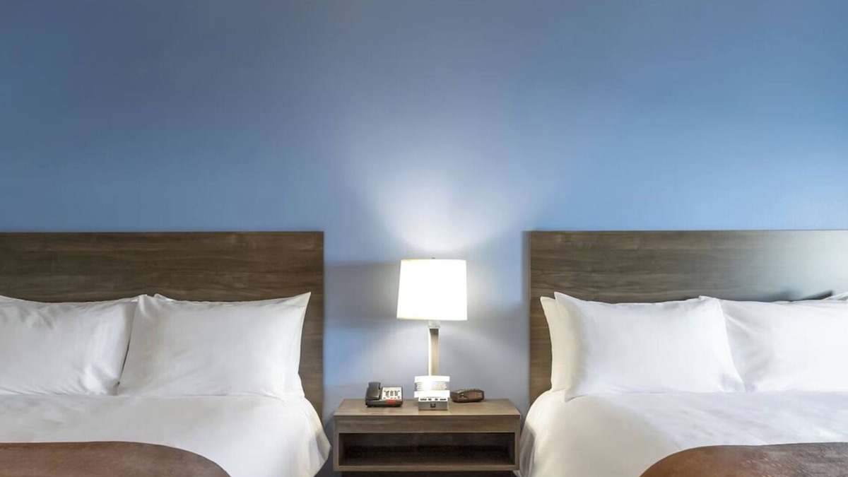 Huntersville Hotel | Budget-Friendly Room w/Kitchen Near Entertainment Venues