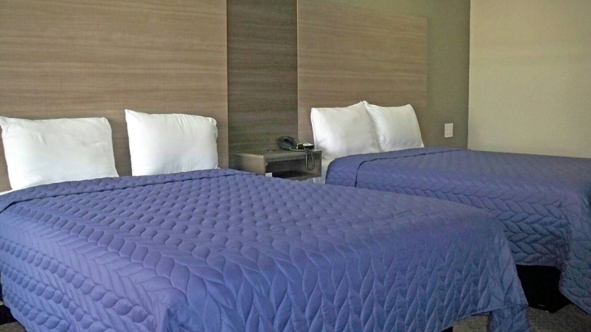 Beaumont House | Budget-Friendly Room Ideal for Families, w/ Laundry Facility, Breakfast & Parkin