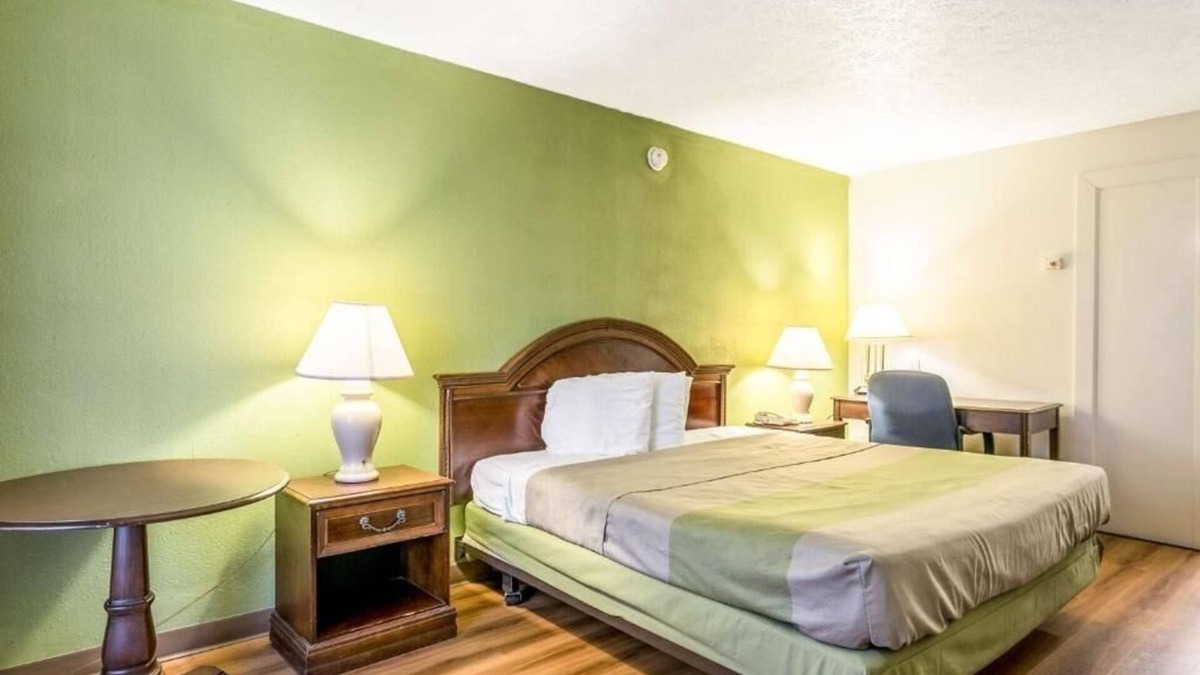 Edgewood Hotel | Budget-Friendly Room w/Complimentary Breakfast & Easy Access to I-95