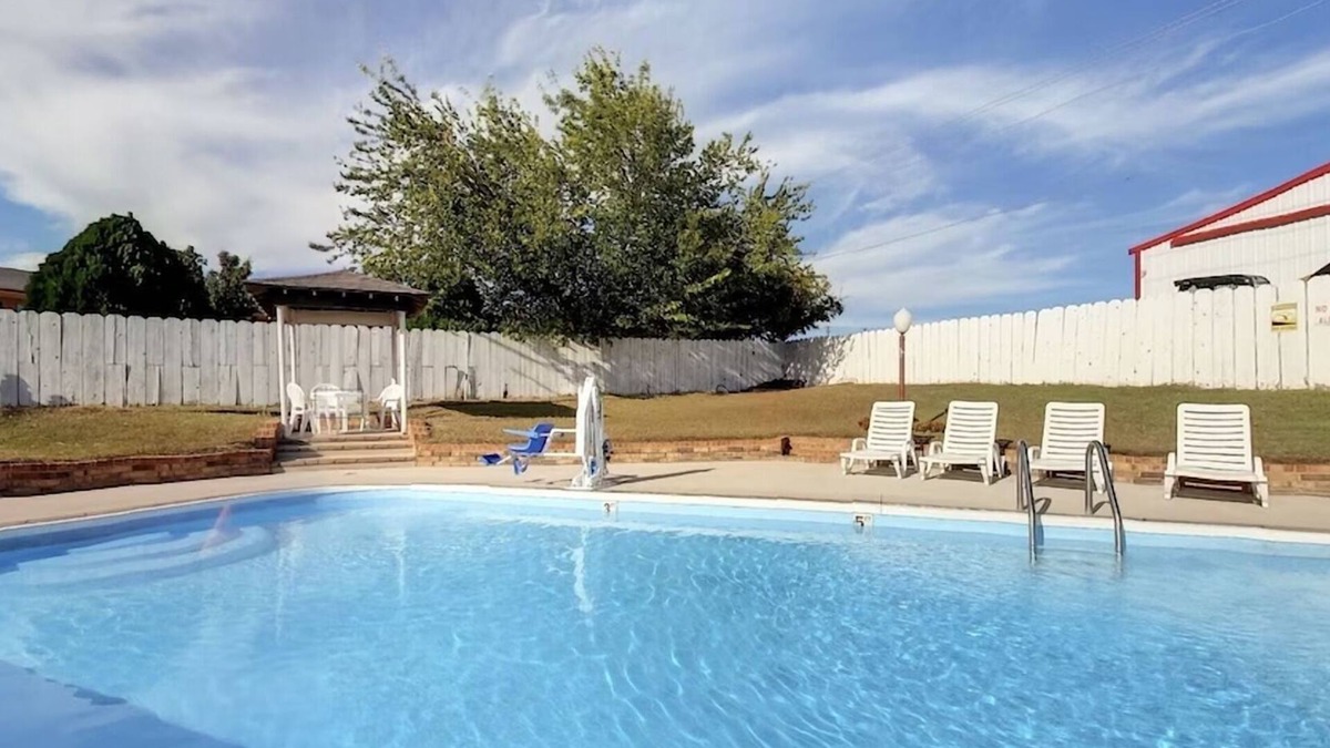 Decatur Hotel | Budget-friendly Room with Free Continental Breakfast | Near Decatur Square