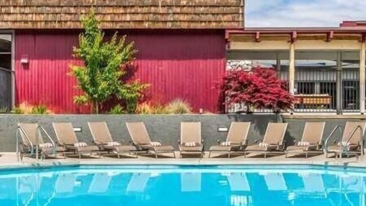 Tri-Cities Hotel | Budget-Friendly Stay in Washington! Outdoor Pool, Free Parking, Pets Allowed