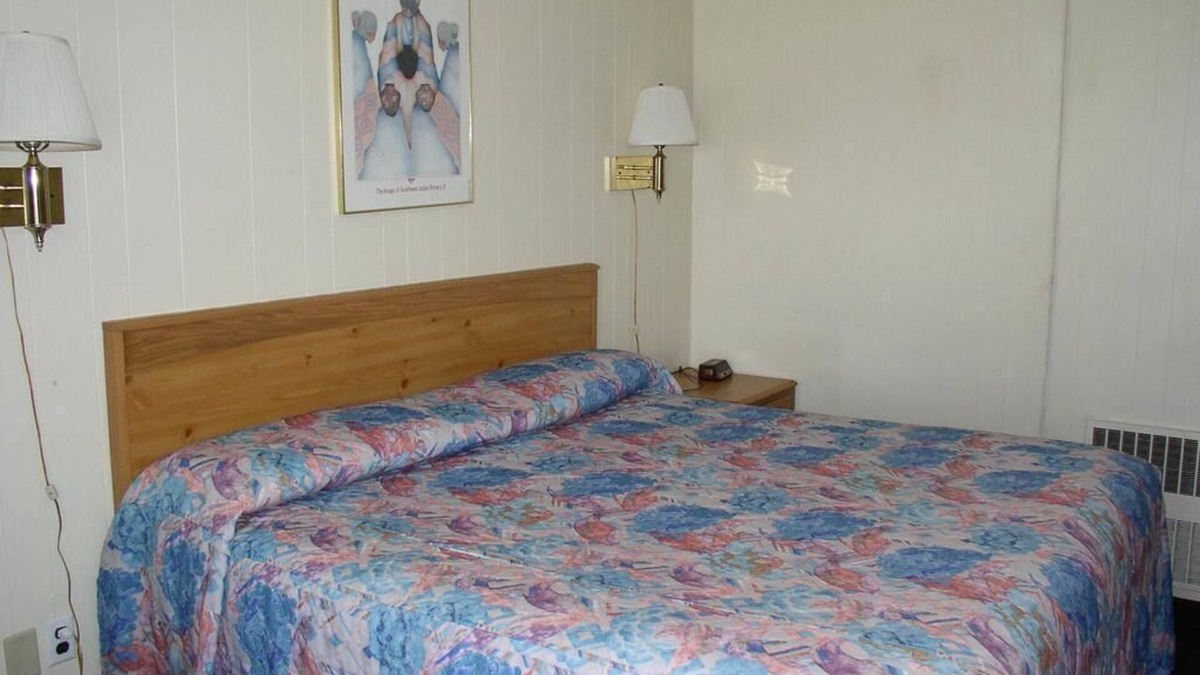 Fairmont Hotel | Budget Inn/1 King Bed-Non Smoking