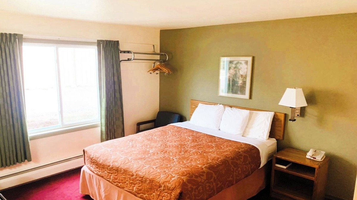 Staples Hotel | Budget Room Near Staples Dining – Perfect Rest Stop for Road Trippers