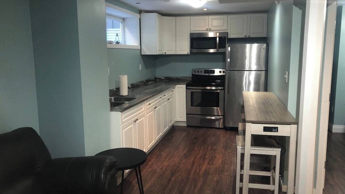 Grande Prairie Apartment | Budget Stay | WIFI | Kitchen Essentials | Parking