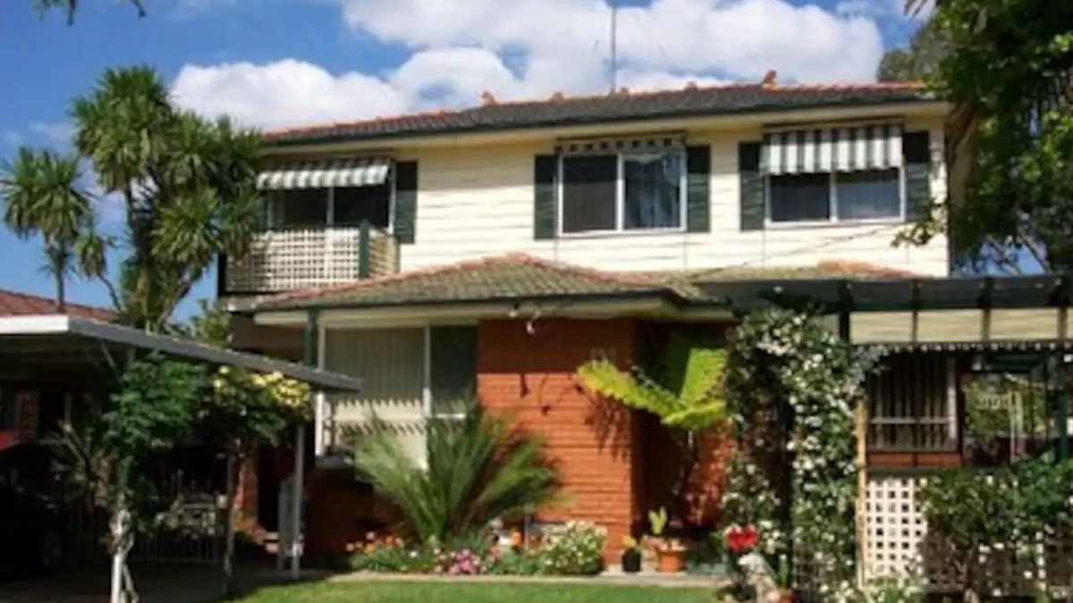 Ingleburn House | Budget Sydney Holiday House with WIFI & Netflix