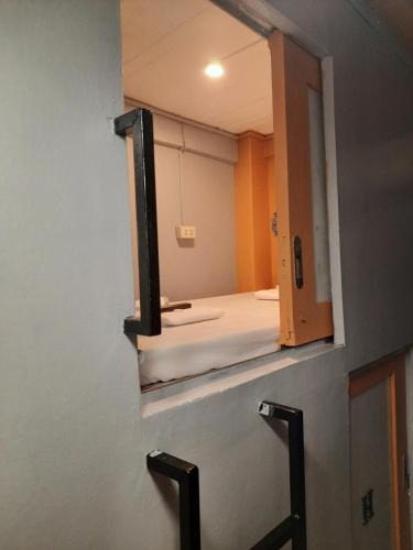 Pio del Pilar Apartment | Budget Transient Capsule Room Makati near Ayala and Buendia