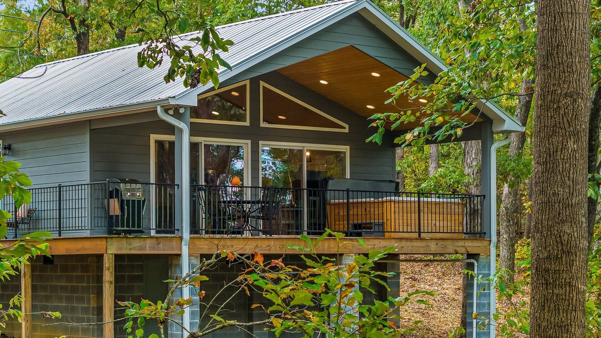 Fort Payne Cabin | Bud’s Place. Romantic getaway. Hot tub