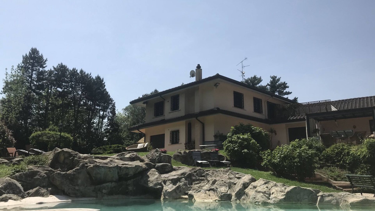 Arcore Apartment | Buen Retiro. An partment in a private villa with park, tennis and swimming pool