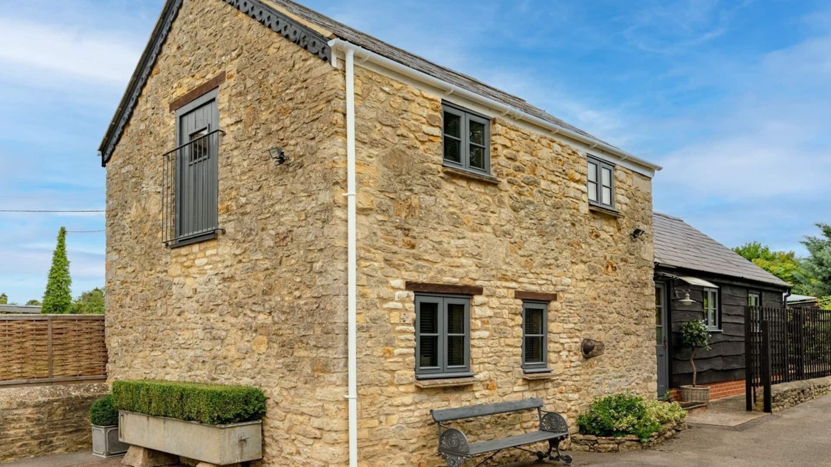 Kidlington Cottage | Buff Lodge - sleeps 4 guests in 2 bedrooms
