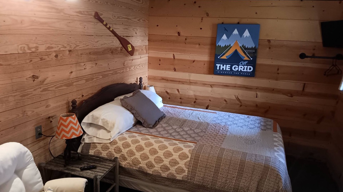 Bruno House | Buffalo Camp 2 - Couples Cabin MINUTES to BufPt or Dillards