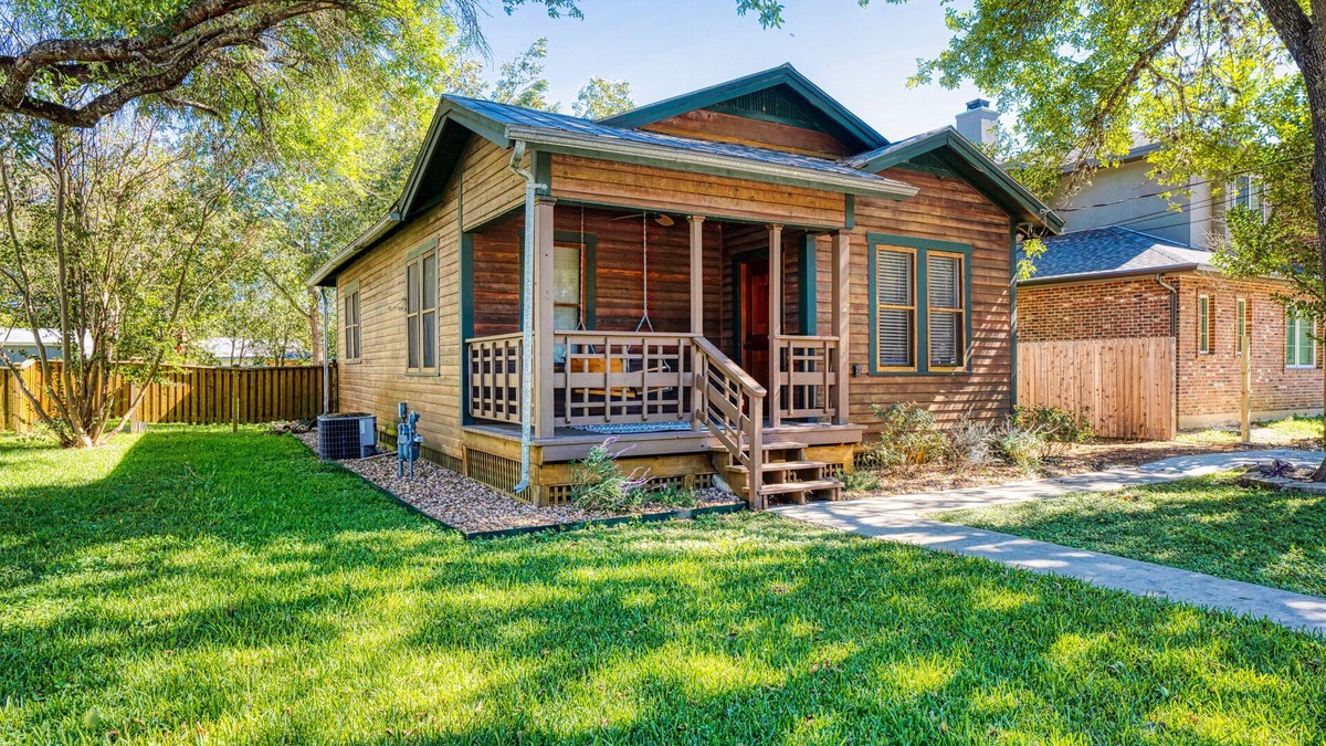 Boerne House | Buffalo Haus - Downtown charm 2-bedroom bungalow
