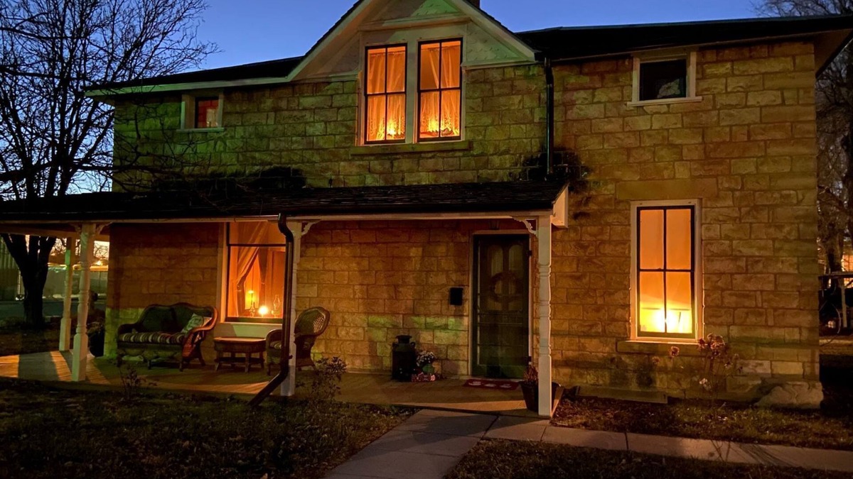 Hays House | Buffalo Haus: Entire House, Welcoming Historic Limestone House Downtown