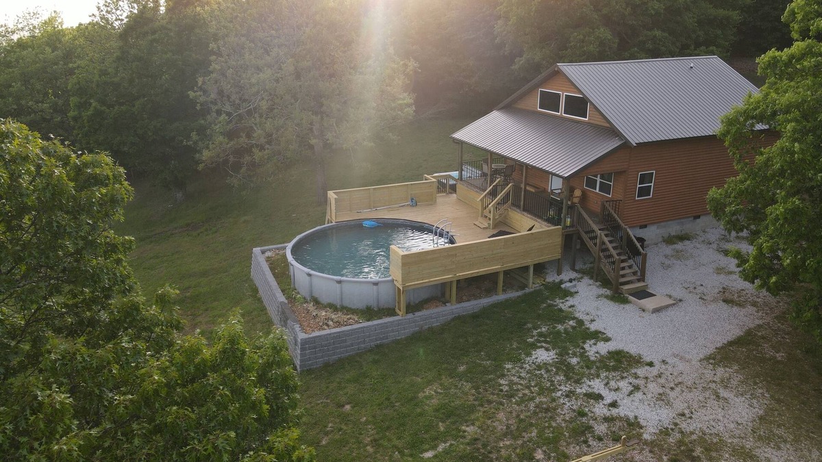 Compton Cabin | Buffalo River Rocky Ridge Cabin- Pool and HOT TUB