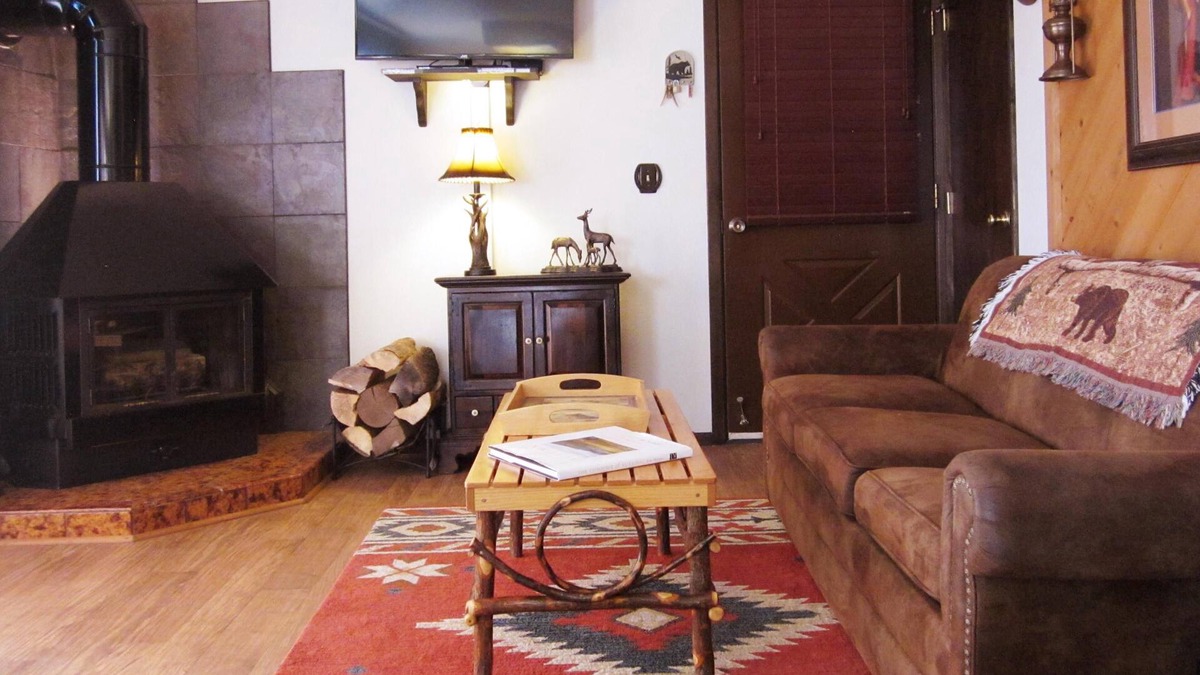 Horse Butte Condo | Buffalo Roam Condo * Comforts of Home for 6 * Minutes from Yellowstone