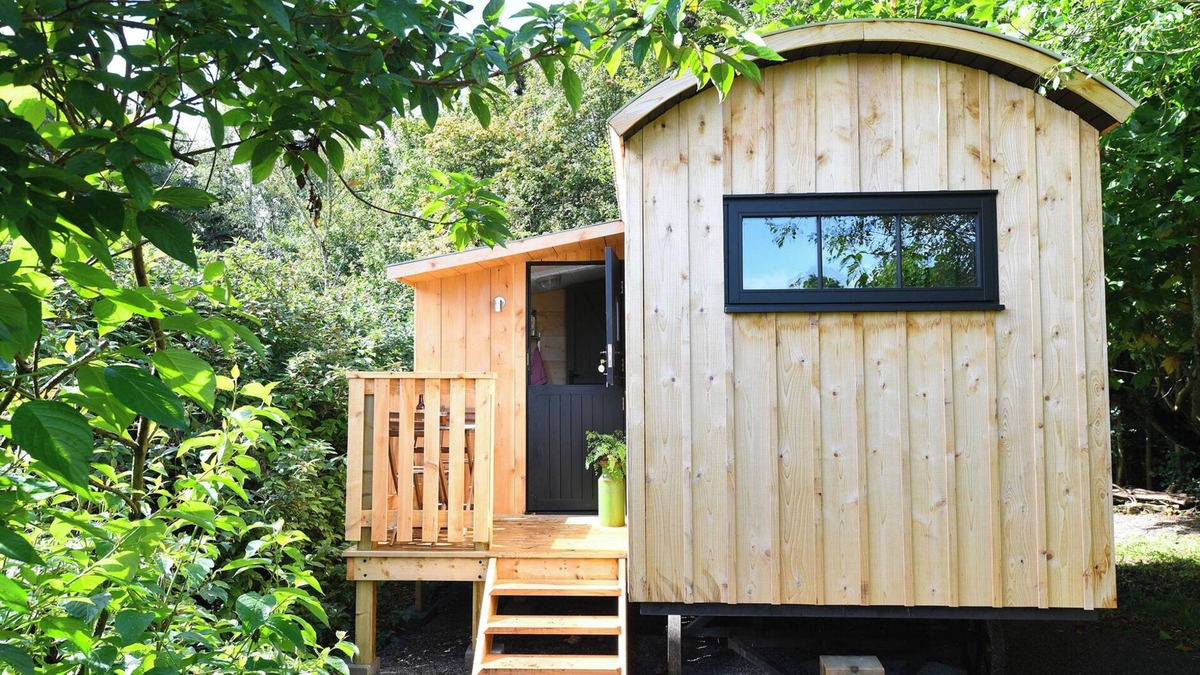 Llantwit Major Cottage | BUGAIL HUT, romantic, with open fire in Llantwit Major