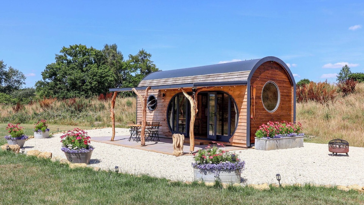 Gillingham Cottage | BUGLEY POOLS HIDEAWAY, romantic, with a garden in Gillingham