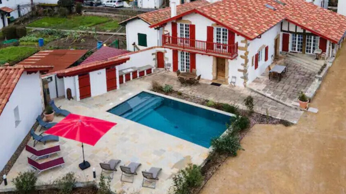 Espelette House | Built 1610, Renovated 2022 Stroll to Town Pool Parking