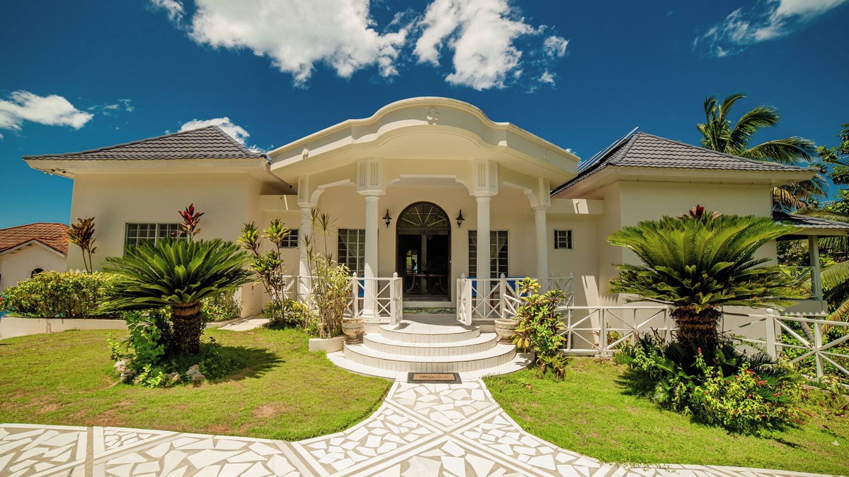 Whitehouse Villa | Buki Ocean View- ένας 2 B/R, Sleeps 6, with Chef