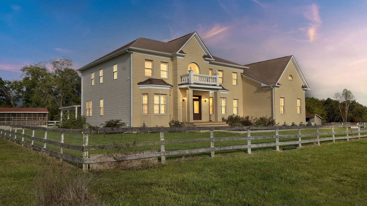 Haymarket House | Bull Run Estate: Luxury Retreat w/Scenic Views by RedAwning
