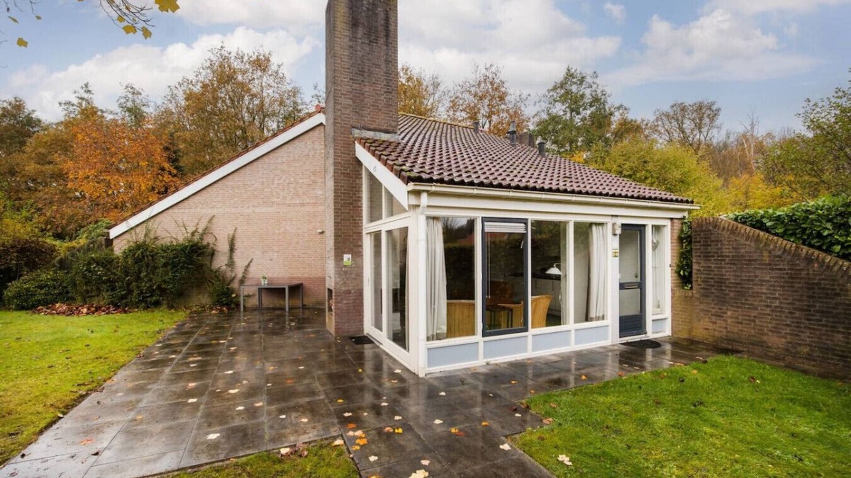 Zwiggelte House | Bullfinch I Home with Eccentric Garden