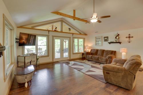 Mountain View House | Bullfrog Bluff Mountain View Cabin with Deck!