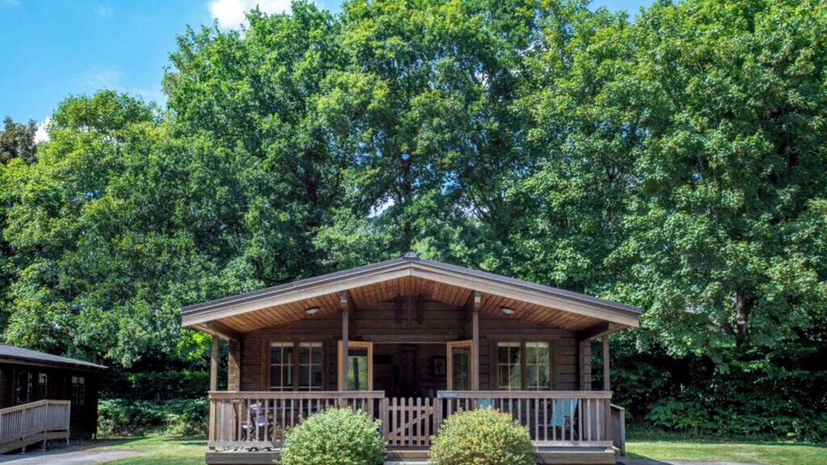 Alton Barnes Cabin | 'Bullrush' luxury Log Cabin. 3.5 acre lakeside setting in Pewsey Vale Wiltshire