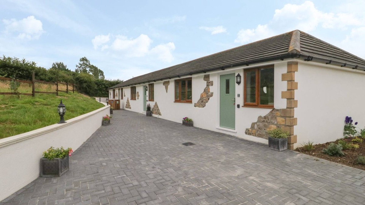 Chardstock Cottage | Bumble Bee, Modern Purpose Built Holiday Cottage 8miles from the coast