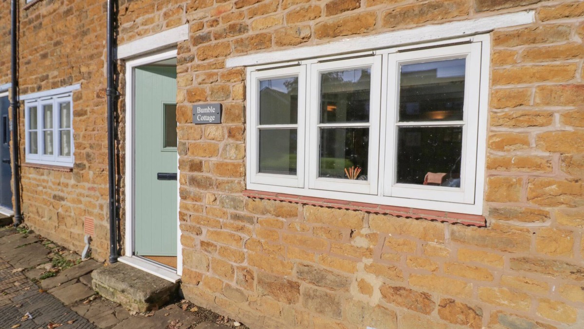 Sibford Gower Cottage | BUMBLE COTTAGE, family friendly, with open fire in Tysoe
