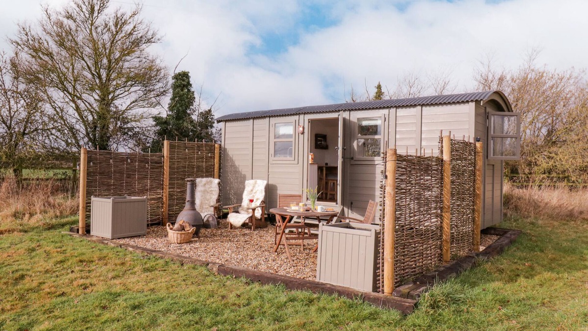 Whepstead Cottage | BUMBLE'S RETREAT, pet friendly, with a garden in Bury St Edmunds