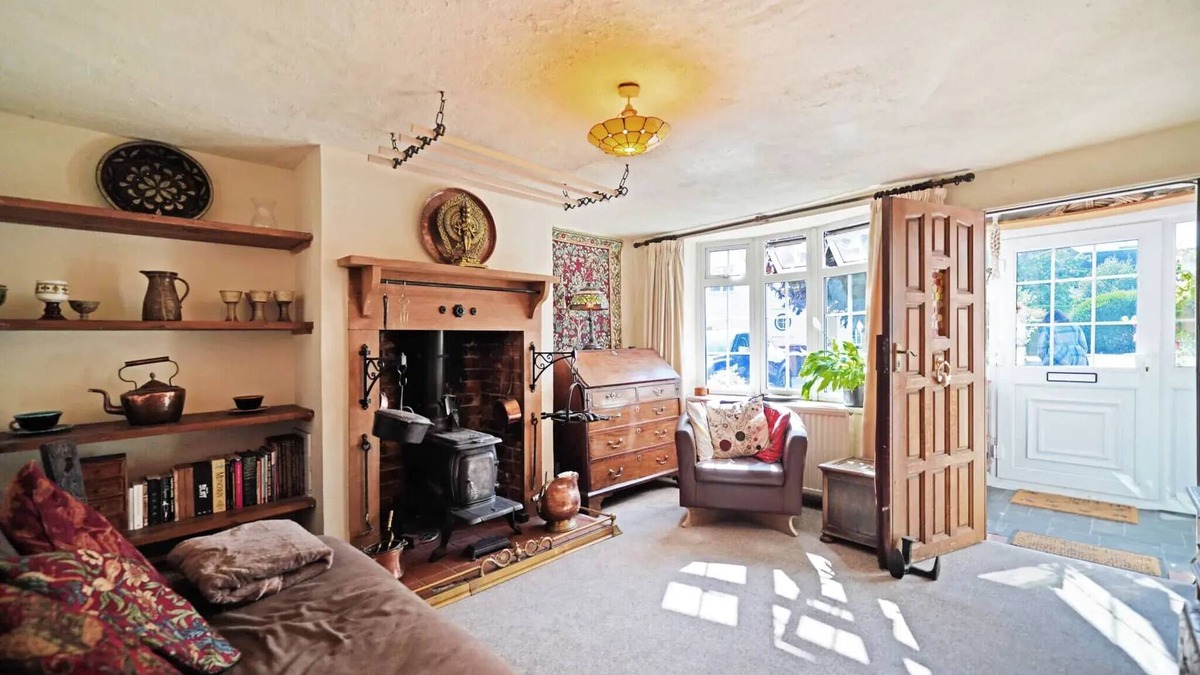 Codsall Cottage | Bumblebee Cottage: 200 year old oak beamed home